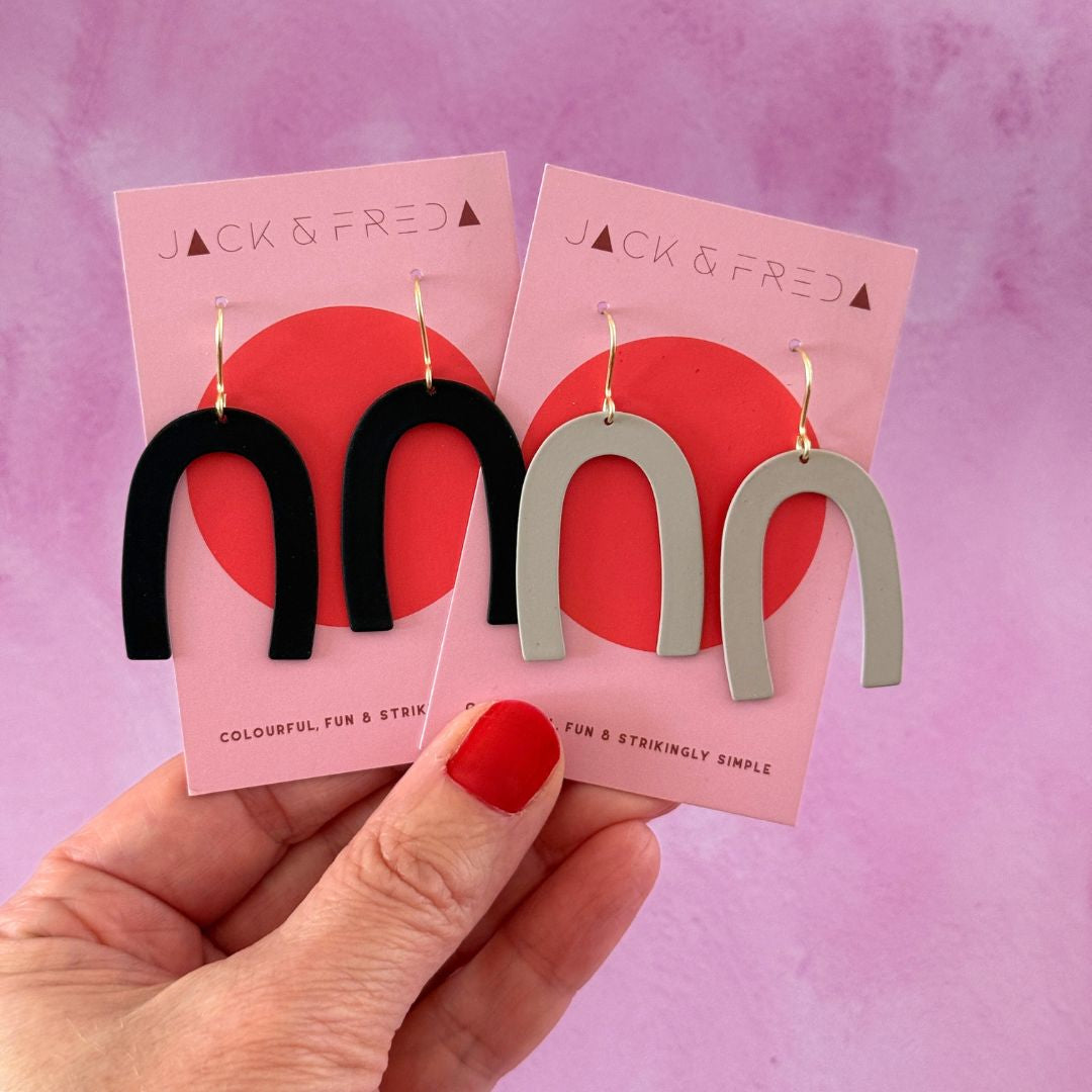 NEW! HORSESHOE EARRINGS