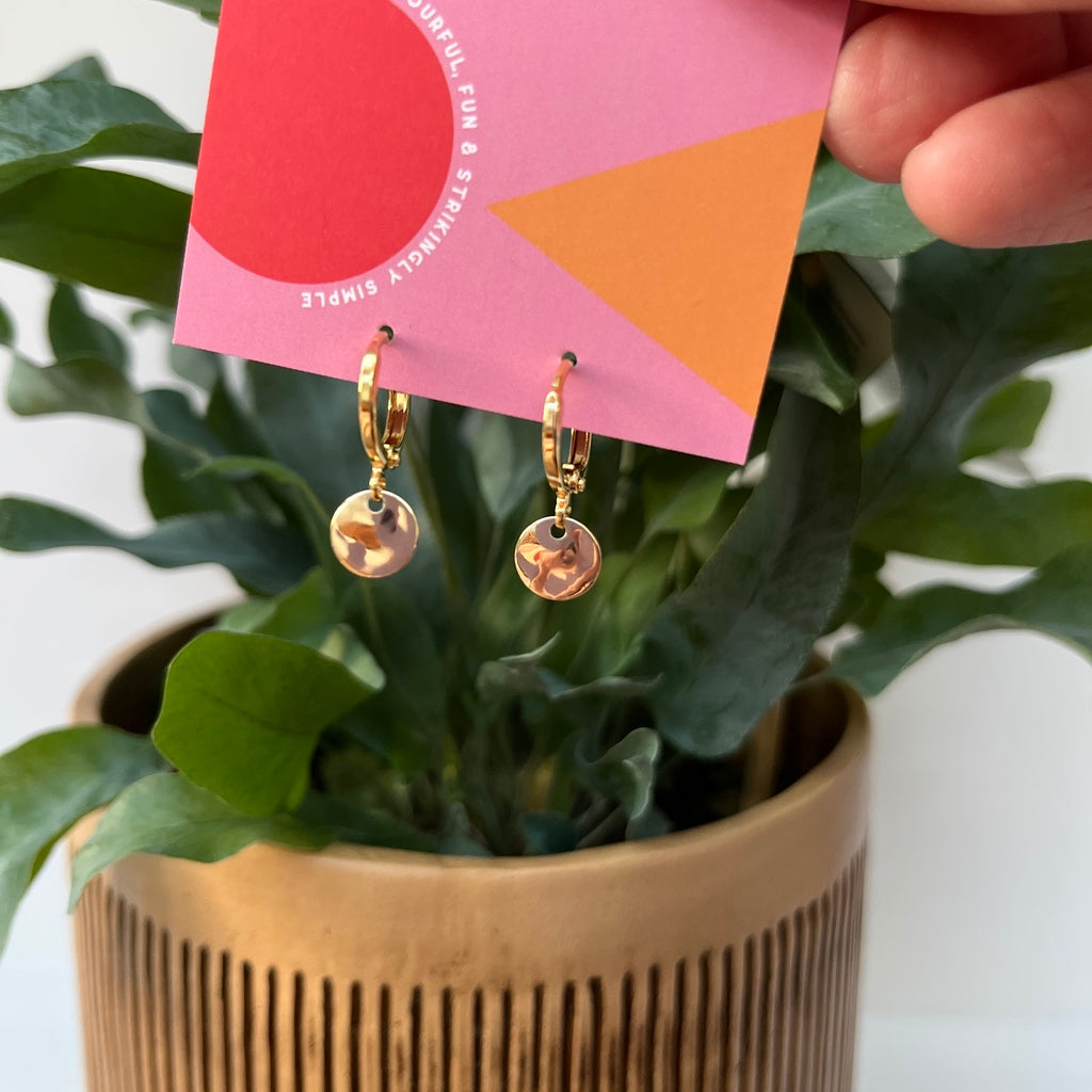 HUGGIE EARRINGS - HAMMERED DISCS (GOLD)