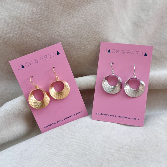 Circle earrings with a hammered effect. In gold or silver.