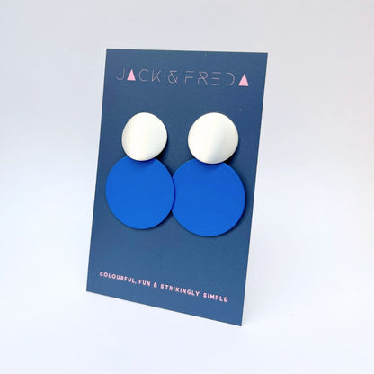 Matte Disc earrings in silver with electric blue discs