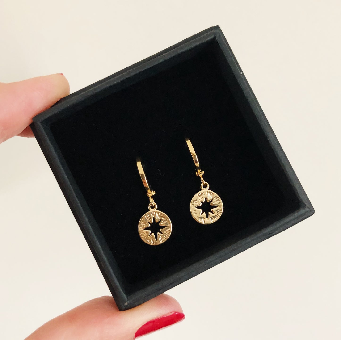 Mini hoop earrings with circle discs with star